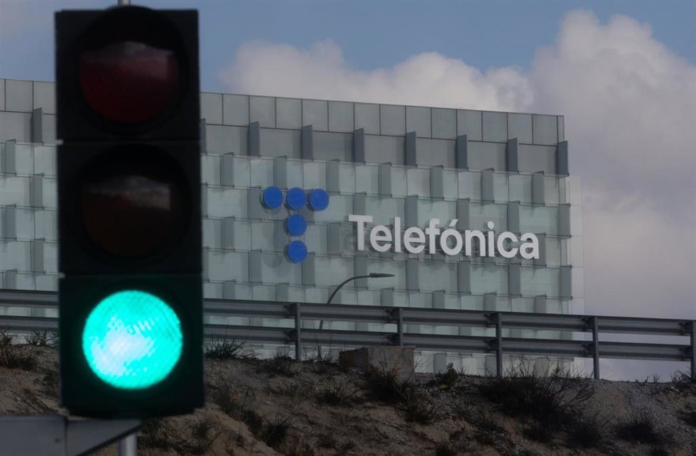 Fachada de la sede de Telefónica, a 7 de noviembre de 2024, en Madrid (España). Telefónica registró un beneficio neto atribuido de 989 millones de euros en los tres primeros trimestres del ejercicio, un 21,7% menos en comparación con los 1.262 millones