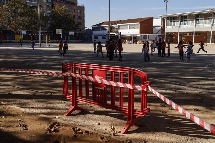 Diversos xiquets tornen a les classes al Col·legi d'Amparo Albau en el dia 13 després del pas de la DANA per València