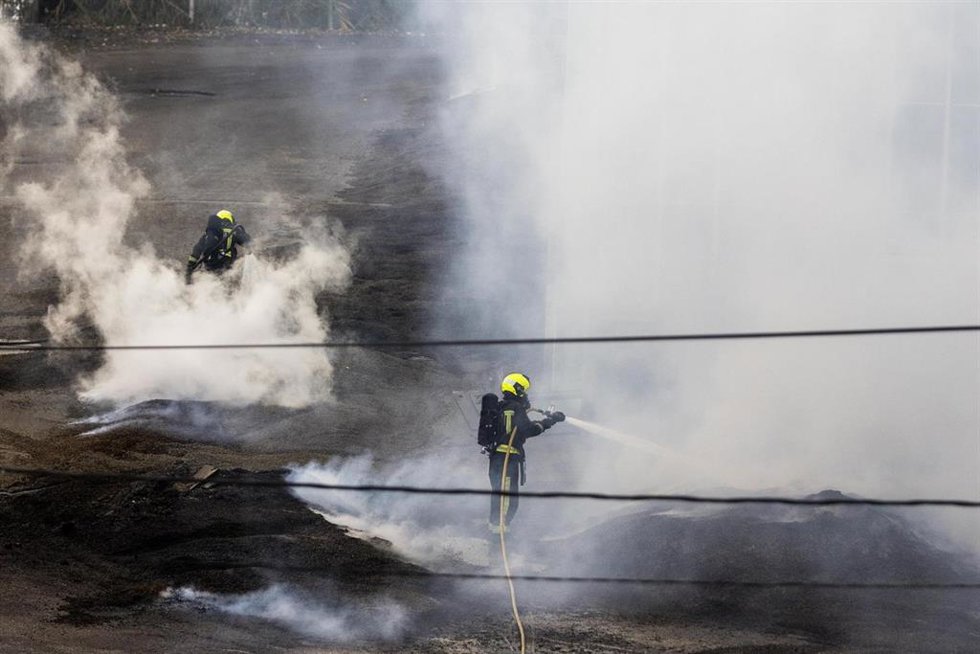 Archivo - Dos bomberos trabajan en la extinción del fuego de la antigua fábrica de Pontesa, a 7 de noviembre de 2022, en Ponte Sampaio, Pontevedra, Galicia (España). El incendio se desató ayer domingo 6 de noviembre en las instalaciones empleadas por el