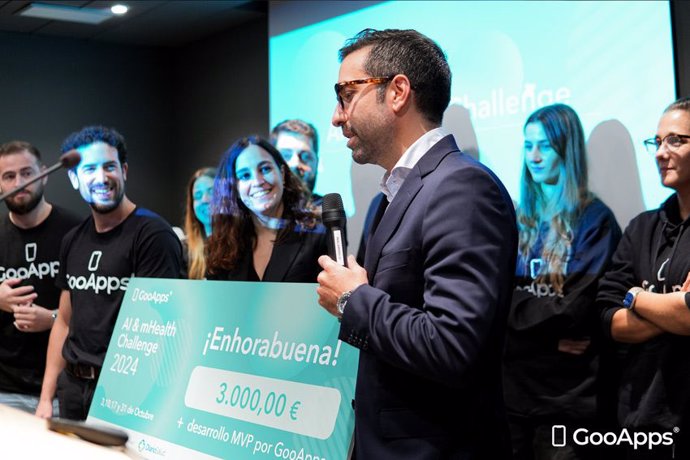 Alfonso Amado, ganador de La Ruta Azul, recibe el premio.  