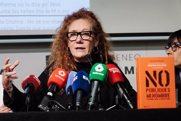 La escritora y periodista, Cristina Fallarás, atiende a los medios durante la presentación de su nuevo libro 'No publiques mi nombre', en el Ateneo La Maliciosa, a 13 de noviembre de 2024, en Madrid (España).  'No publiques mi nombre' recoge los testimoni