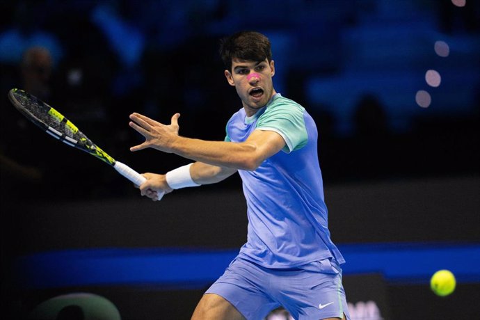 El tenista español Carlos Alcaraz durante el partido ante Andrey Rublev en las Nitto ATP Finals.