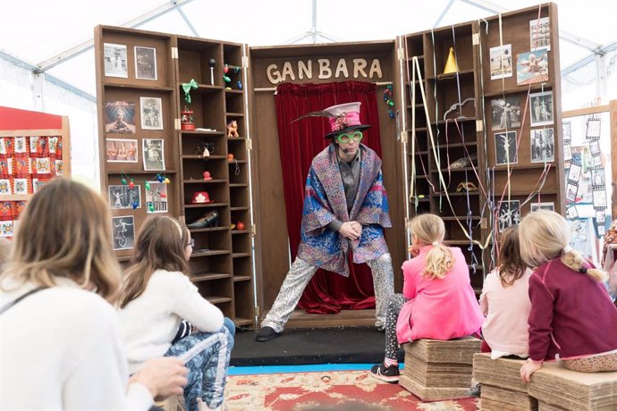 Archivo - Actividades en la carpa navideña de Bilbao.