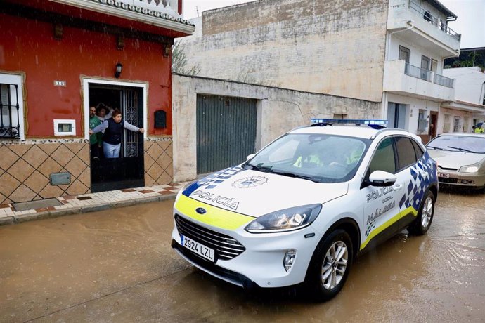 Vecinos de la barriada del Brillante observan la llegada de las aguas