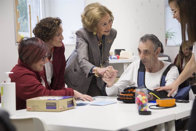 Visita de la Reina Sofía a una de las unidades de rehabilitación neurológica de la Fundación Instituto San José.