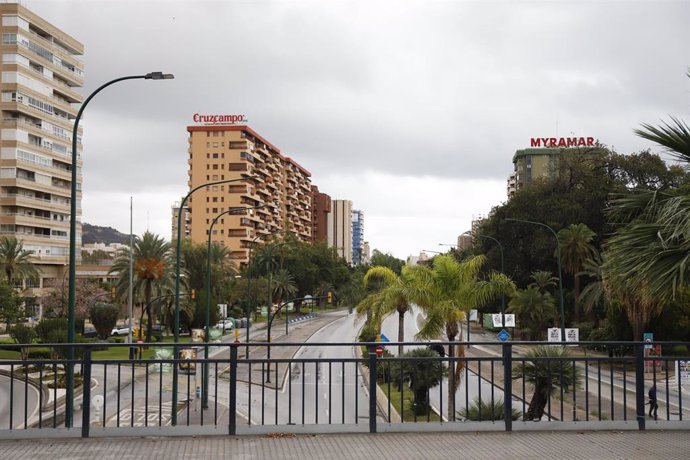 La Avenida de Andalucía sin tráfico por las lluvias 