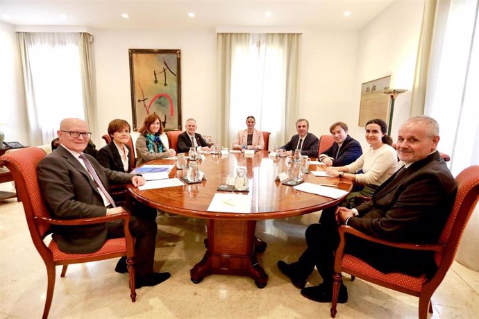 La presidenta del Govern, Marga Prohens, el conseller de Educación y Universidades, Antoni Vera, reunidos con miembros de la comunidad educativa en la presentación del informe de los expertos sobre la educación balear.