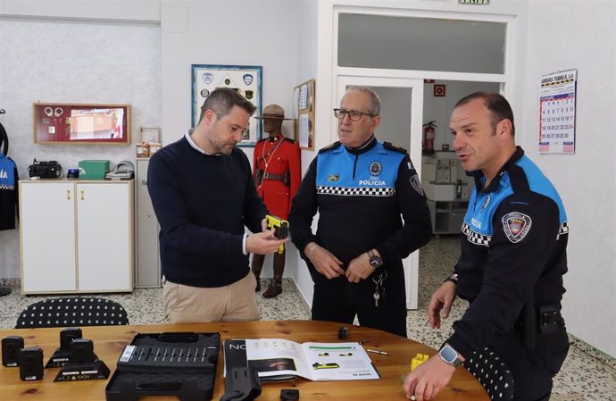 El alcalde de Tudela, Alejandro Toquero, con agentes de la Policía Local.