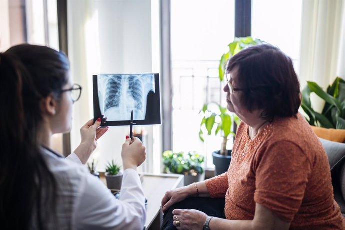 Archivo - Imagen de archivo de una mujer en la consulta del médico.