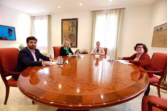 La presidenta del Govern, Marga Prohens, se reúne con representantes de la Asociación Balear para la Atención de Mayores