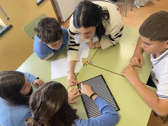 UCAV acerca el día a día de los discapacitados visuales a los alumnos de Las Nieves.