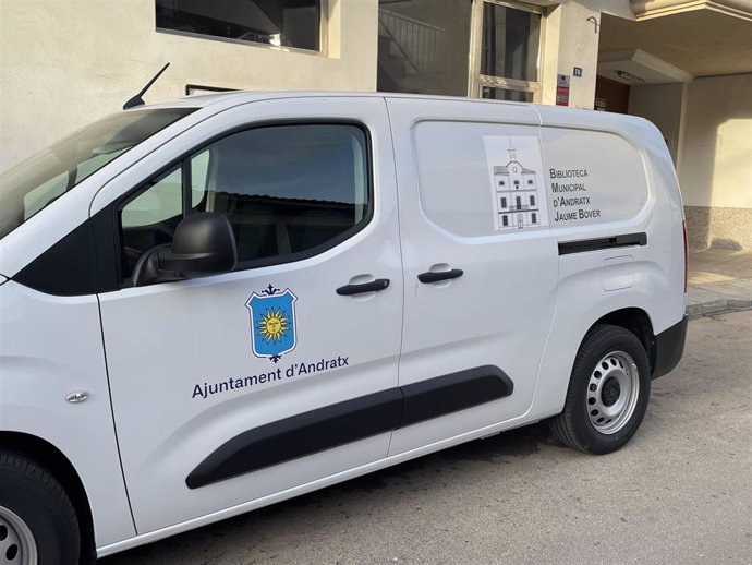 Furgoneta del servicio de Bibliomóvil del Ayuntamiento de Andratx.