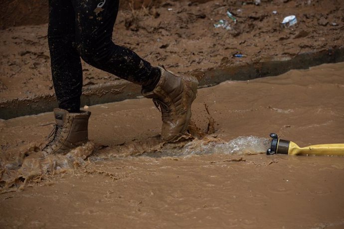 Una manguera de extracción de agua, a 4 de noviembre de 2024, en Benetússer, Valencia, Comunidad Valenciana (España). 