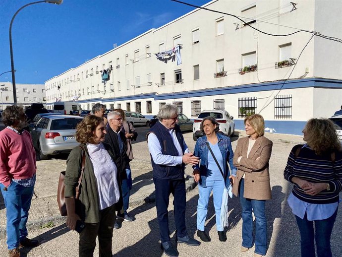 La alcaldesa de Jerez de la Frontera (Cádiz), María José García-Pelayo, en una visita a la barriada de La Asunción.