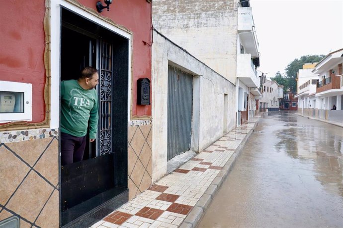 Vecinos de la barriada del Brillante observan la llegada de las aguas. A 13 de noviembre de 2024, en Málaga, Andalucía (España). 