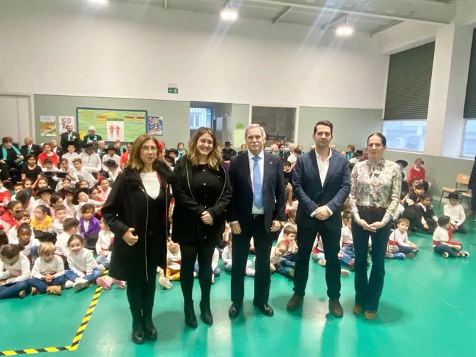 Viso (centro), durante su visita al CEIP Nuestra Señora de Linares con motivo del Día del Flamenco.