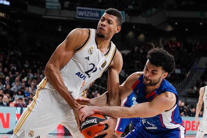 Archivo - WalterTavares pelea por un balón ante Elijah Bryant en el Real Madrid-Efes de la Euroliga 23-24