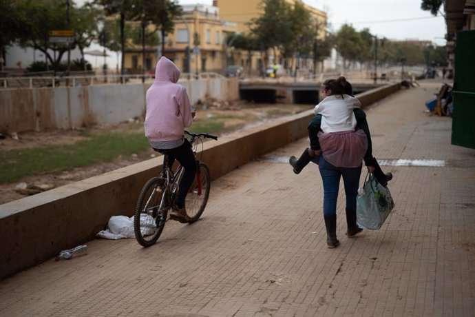 Varios niños pasean por una calle de Aldaia tras salir del colegio, a 12 de noviembre de 2024, en Aldaia, Valencia, Comunidad Valenciana (España). El pasado 29 de octubre una DANA asoló la provincia de Valencia. El resultado a día de hoy de la peor “gota 