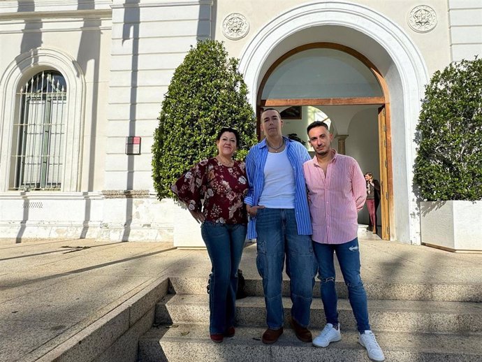 El teniente de alcalde de Fiestas en el Ayuntamiento de El Puerto de Santa María (Cádiz), David Calleja, junto a Araceli Arias y Víctor Raposo, que colaboran en el flashmob por el Día del Flamenco.