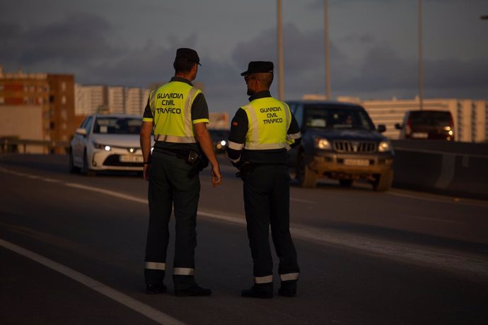 Dos agents de la Guàrdia Civil controlen el trànsit