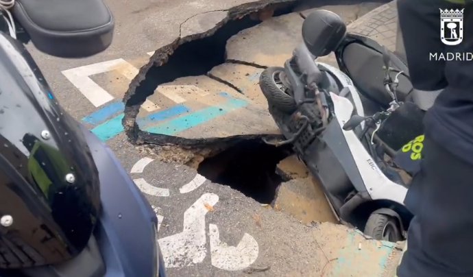 Cortada parcialmente la avenida de los Toreros a causa de un gran socavón por rotura de una tubería de agua