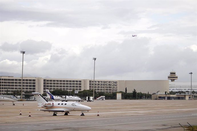 Archivo - Un avión en una de las pistas del aeropuerto de Palma.