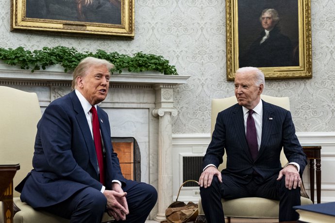 El presidente Joe Biden y el presidente electo Donald Trump se reúnen en el Despacho Oval de la Casa Blanca este 13 de noviembre.  