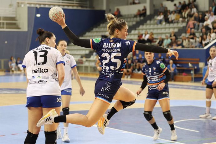 La jugadora española de balonmano Anne Erauskin en un partido del Super Amara Bera Bera