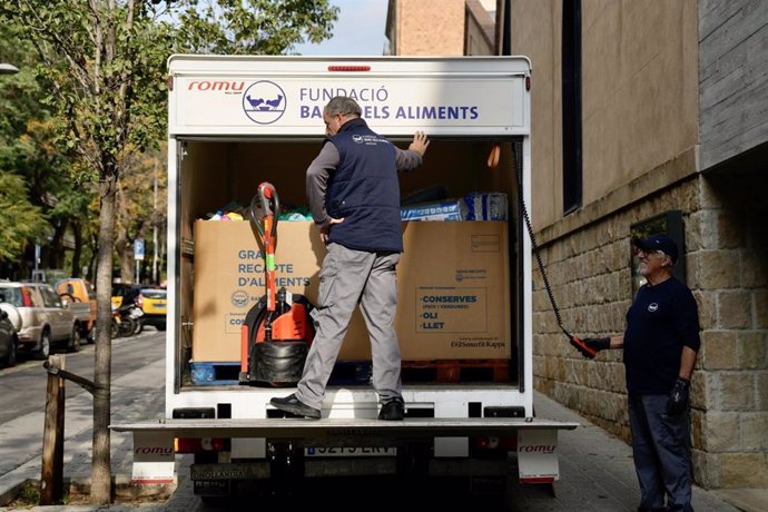 Un camión cargando cajas de productos básicos recogidos a través de Banc d'Aliments