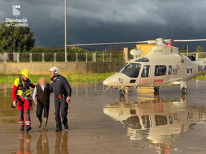 Los bomberos están realizando rescates de personas