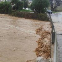 Desbordado el río Guadalmedina en una zona de Casabermeja (Málaga) y sobrepasa el puente de acceso