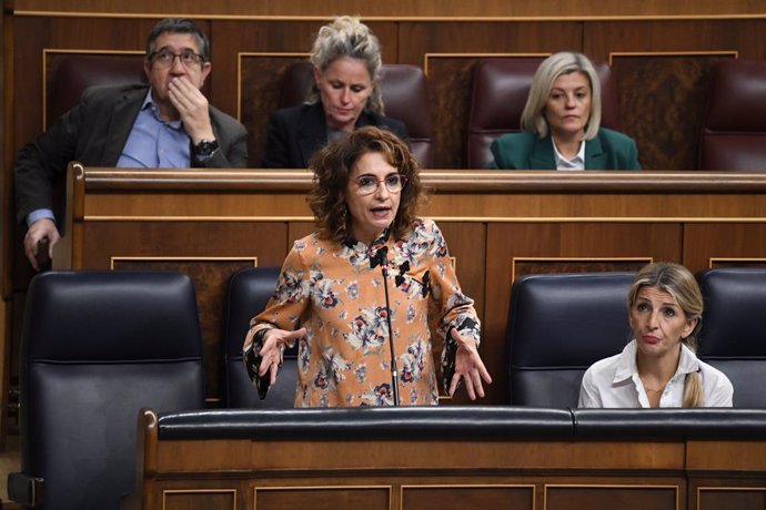 La vicepresidenta primera i ministra d'Hisenda, María Jesús Montero, i la vicepresidenta segona del Govern i ministra de Treball, Yolanda Díaz, durant el Ple del Congrés, a 13 de novembre del 2024, a Madrid (Espanya). 