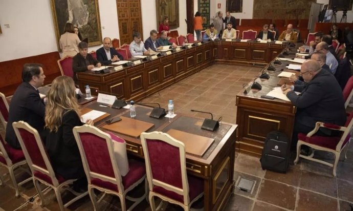 Acto de firma de convenios en materia de turismo. A la derecha, en primer término, el rector de la UCO, Manuel Torralbo, firmando el Convenio PPTC-CAPT UCO, y preside la delegada de Turismo en la Diputación, Narci Ruiz.