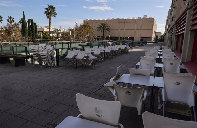 La cafetería de la Universidad Politécnica de Valencia vacía tras la suspensión de clases por el paso de la DANA. 