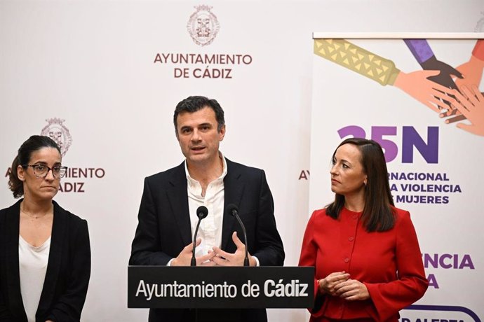 El alcalde de Cádiz, Bruno García, y la concejala de Igualdad, Virginia Martín, presentan la programación con motivo del próximo 25-N, Día Internacional para la Eliminación de la Violencia contra las Mujeres