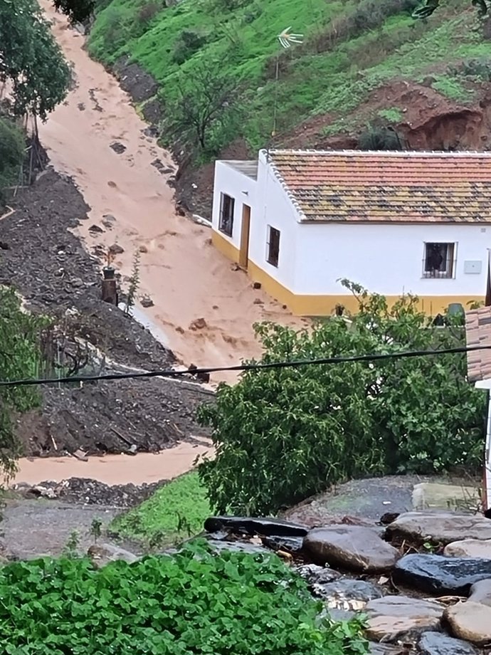 Efectos de las fuertes lluvias en la barriada de Barranco del Sol, en Almogía.