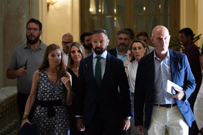 Archivo - El portavoz de Vox en el Ayuntamiento de València y segundo teniente de alcalde, Juanma Badenas (c) , y la edil de esta formación Cecilia Herrero (i) en una imagen de archivo junto a otros miembros de este grupo en el consistorio.  