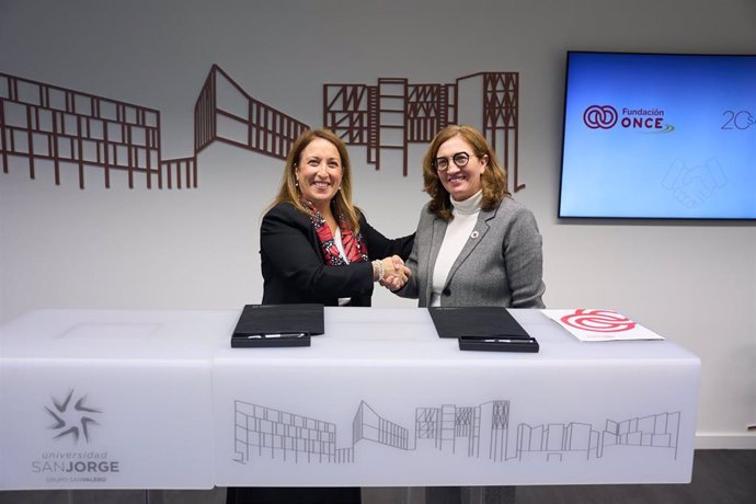 La rectora de la Universidad San Jorge (USJ), Silvia Carrascal, y la directora de Programas con Universidades y Promoción del Talento Joven de Fundación ONCE, Isabel Martínez Lozano.