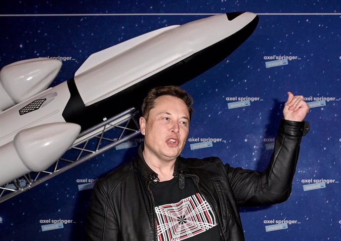 Archivo - FILED - 01 December 2020, Berlin: Elon Musk, head of space company SpaceX and Tesla CEO, arrives at the Axel Springer Award ceremony. 