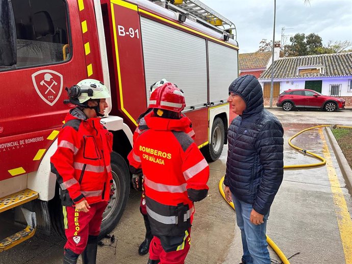 El presidente de la Diputación de Málaga, Francisco Salado, junto a un grupo de bomberos del Consorcio de la institución provincial.