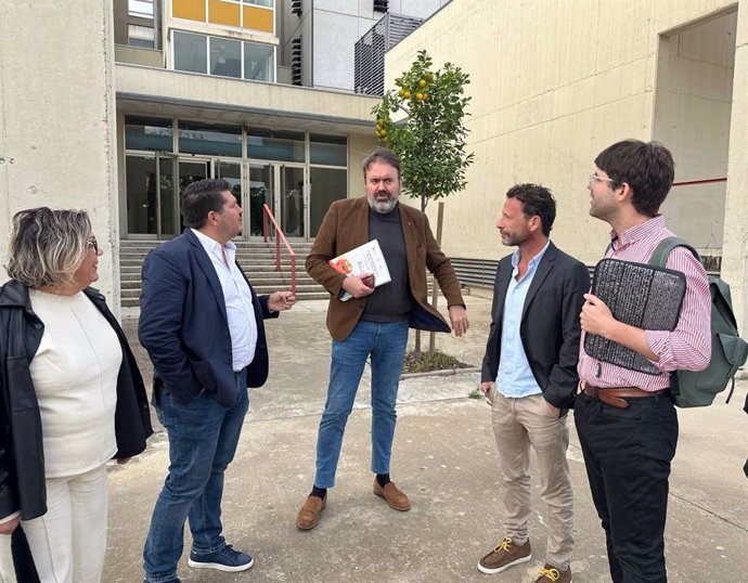 El secretario de Estado del Ministerio de Juventud e Infancia Rubén Pérez, con miembros de IU Huelva.