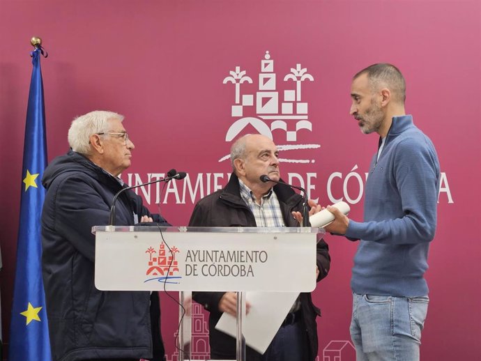 El concejal del PSOE en el Ayuntamiento de Córdoba Ángel Ortiz con vecinos de San Rafael de la Albaida.