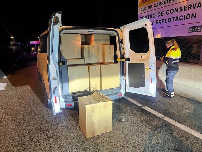 Detenido el conductor de una furgoneta de contrabando de tabaco durante un control de los Mossos d'Esquadra para regular el tránsito entre la Ampolla y la Atmella de Mar (Tarragona)