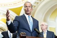 Los republicanos de Estados Unidos eligen a John Thune como su líder en el Senado