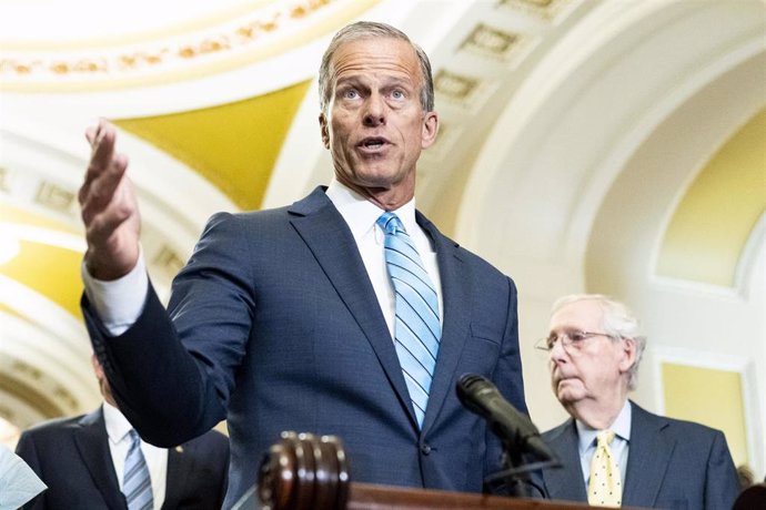 Imagen de archivo - El 'número dos' de los republicanos en el Senado de Estados Unidos, John Thune, quien a partir de ahora ejercerá como líder del partido en sustitución de Mitch McConnell (a la derecha de la imagen).