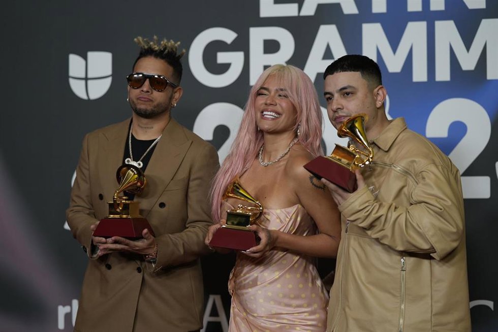 Archivo - Ovy on the drums, Karol G y Santiago Alvarado, posan con los 3 Grammy que les han sido otorgados durante la gala de entrega de los Latin Grammy 2023, en el Palacio de Congresos de Sevilla, a 16 de noviembre de 2023, en Sevilla, Andalucía (Espa