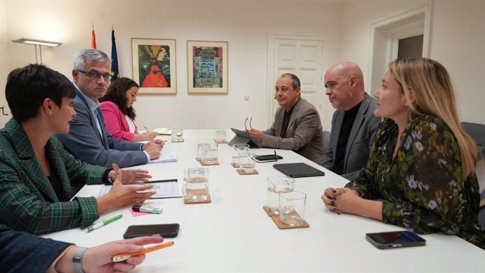 La ministra de Vivienda y Agenda Urbana, Isabel Rodríguez, durante un encuentro con el secretario general de CCOO, Unai Sordo, este miércoles en Madrid.