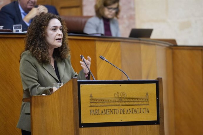 La portavoz de Por Andalucía, Inma Nieto, este miércoles en el Pleno del Parlamento en el debate de la enmienda a la totalidad al proyecto de Presupuesto 2025.