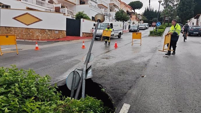 Técnicos municipales del Ayuntamiento de Benalmádena evalúan el alcance y trabajan en la avenida de la Yedra tras el hundimiento parcial de la calzada por filtración de agua.