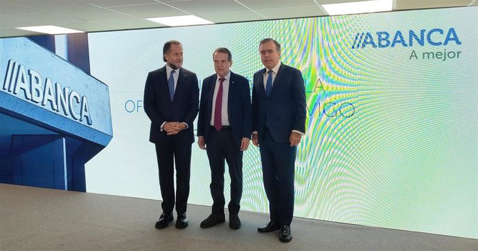 O presidente de Abanca, Juan Carlos Escotet; o alcalde de Vigo,  Abel Caballero; e o conselleiro delegado de Abanca, Francisco Botas, na inauguración das novas instalacións da oficiuna principal do banco na cidade olívica.
